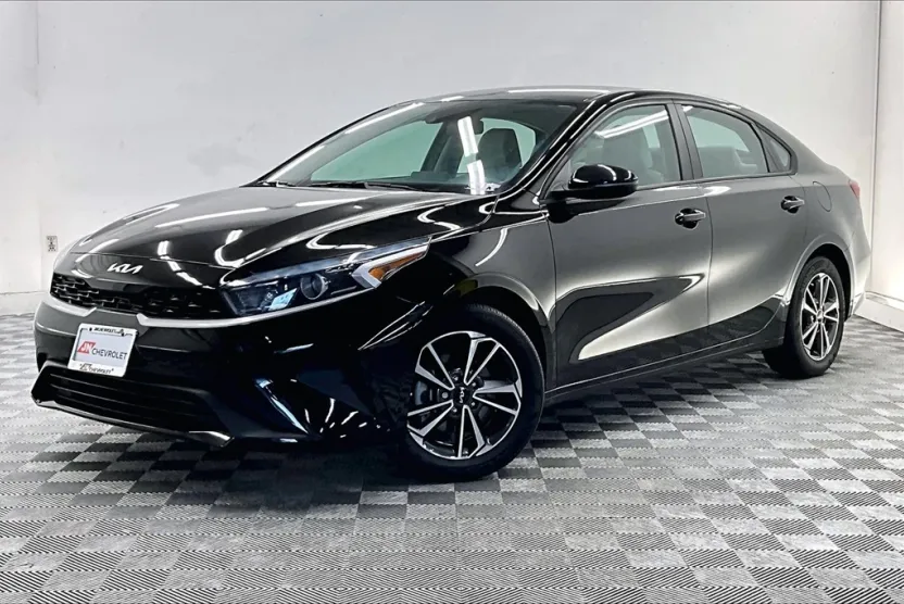 2023 Kia Forte LXS photo 1