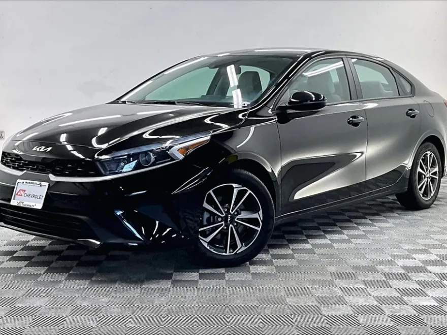 2023 Kia Forte LXS photo 1
