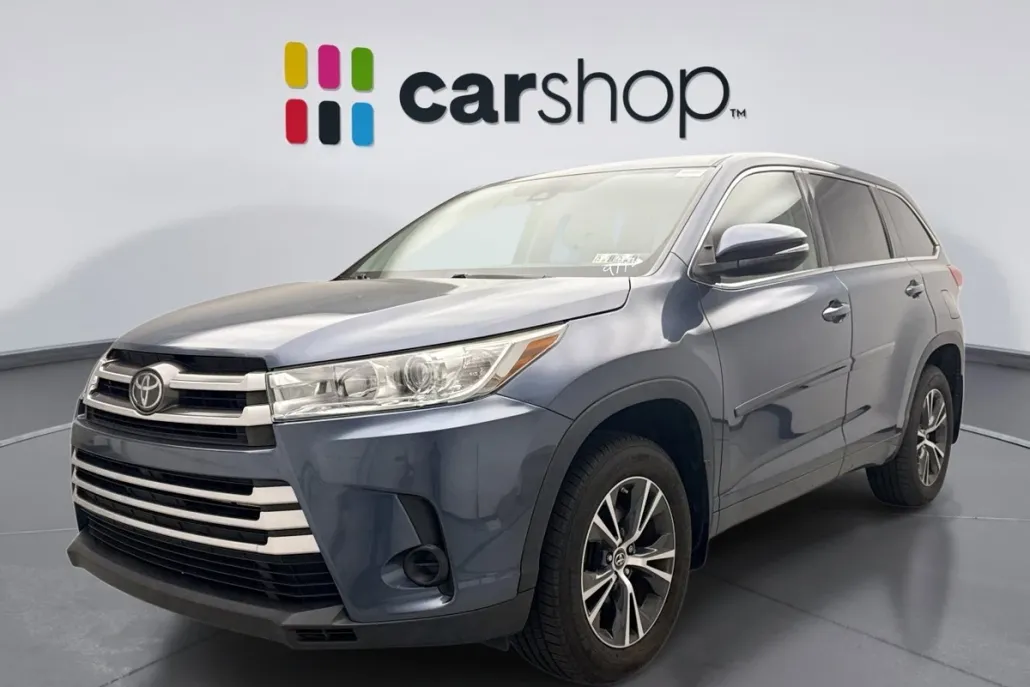 2017 Toyota Highlander LE Plus photo 1