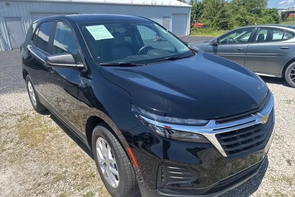 2023 Chevrolet Equinox LS photo 1