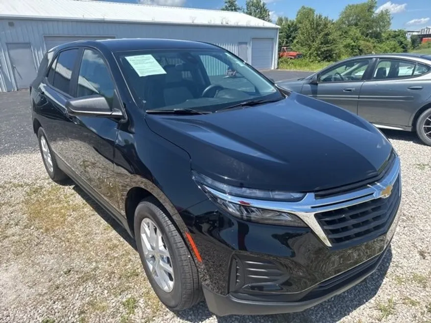 2023 Chevrolet Equinox LS photo 1