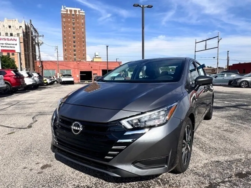 2025 Nissan Versa 1.6 SV photo 1