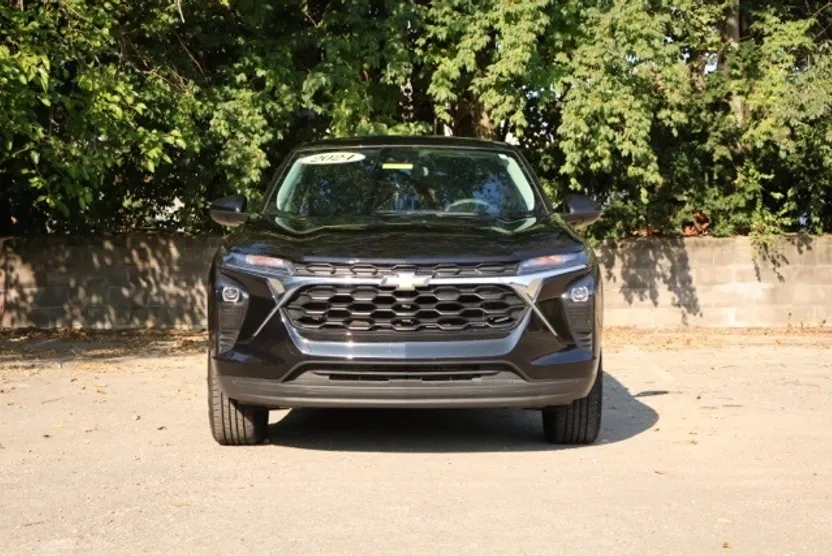 2024 Chevrolet Trax LS photo 1