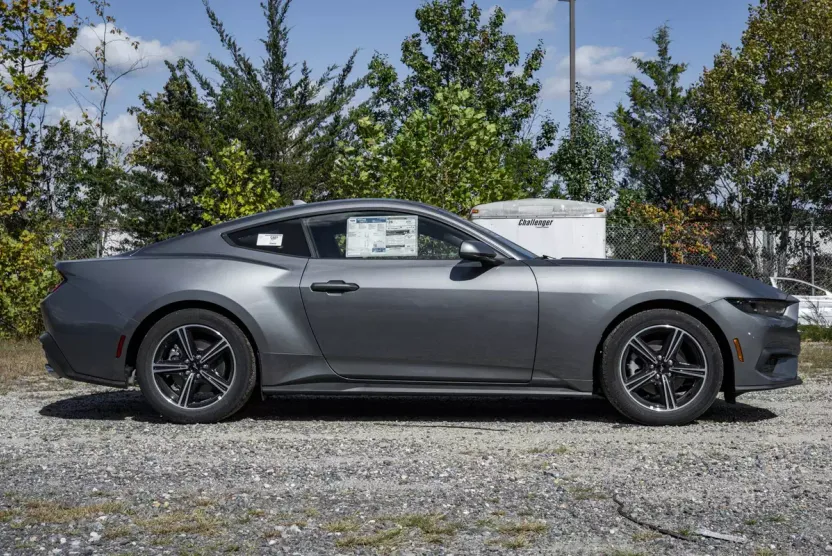 2025 Ford Mustang EcoBoost photo 1