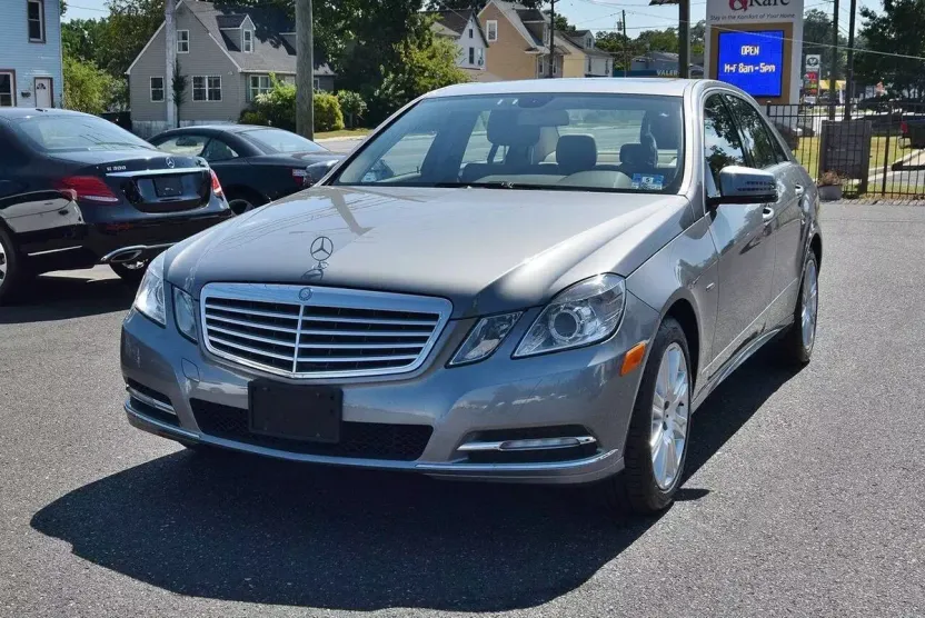 2012 Mercedes Benz E 350 4MATIC Sedan photo 1
