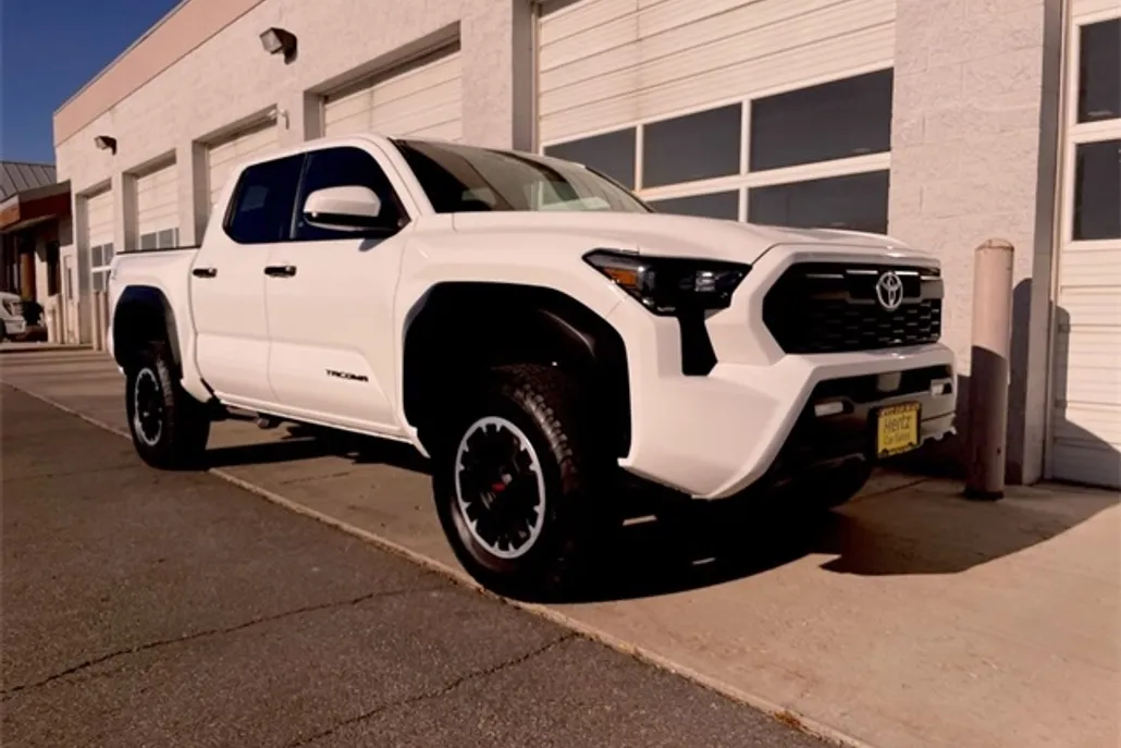 2024 Toyota Tacoma TRD Off-Road photo 1