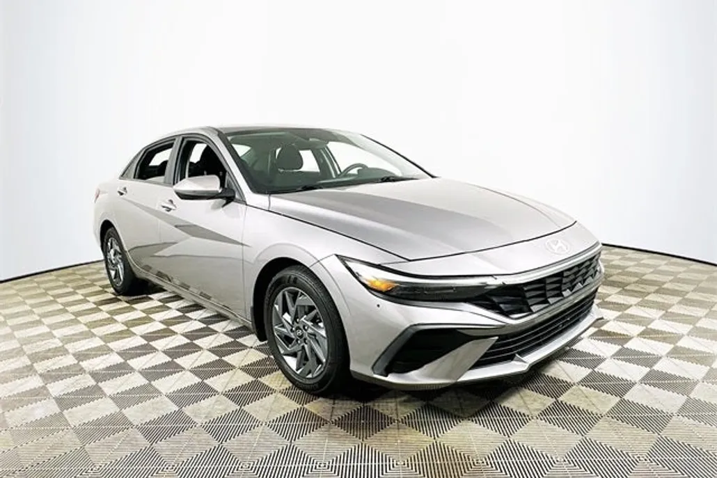 2024 Hyundai Elantra SEL photo 1