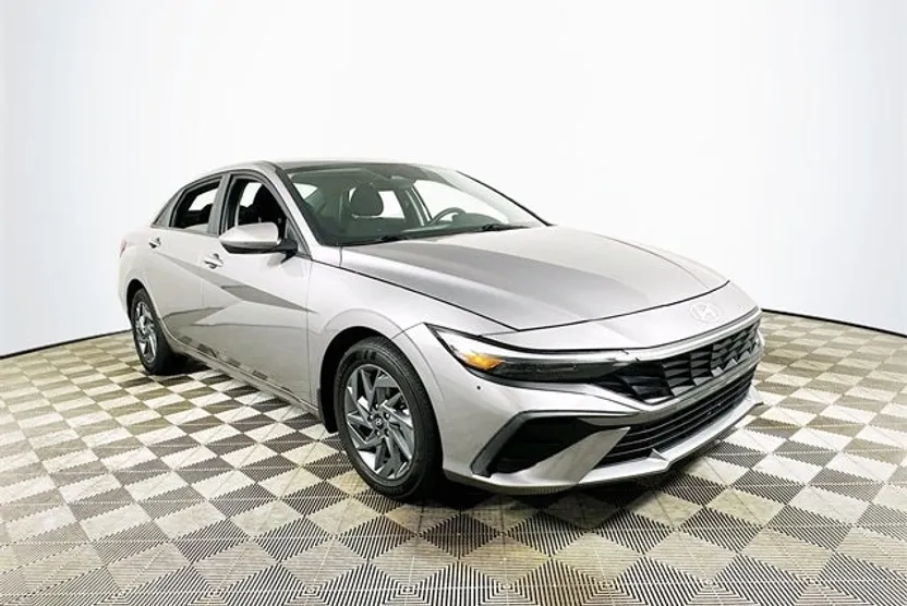 2024 Hyundai Elantra SEL photo 1
