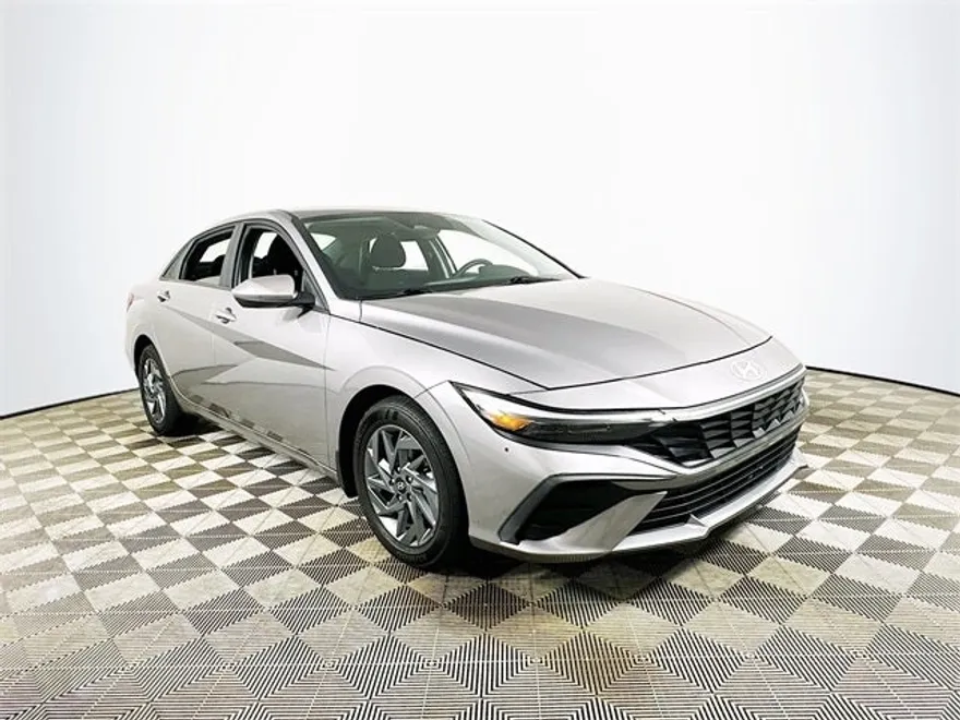 2024 Hyundai Elantra SEL photo 1
