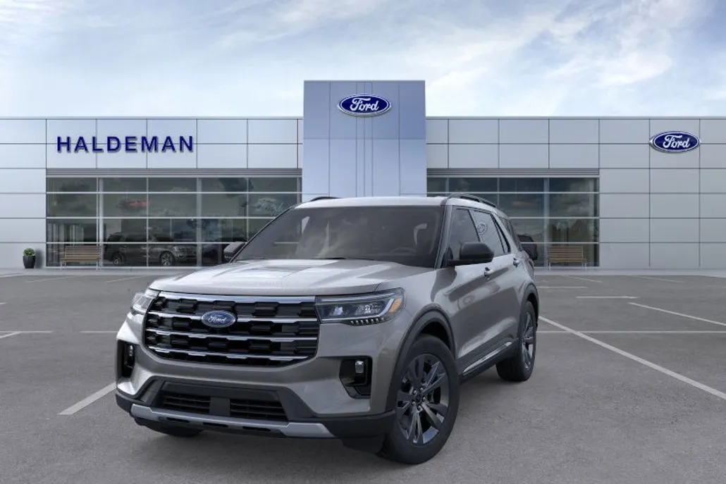 2025 Ford Explorer photo 1