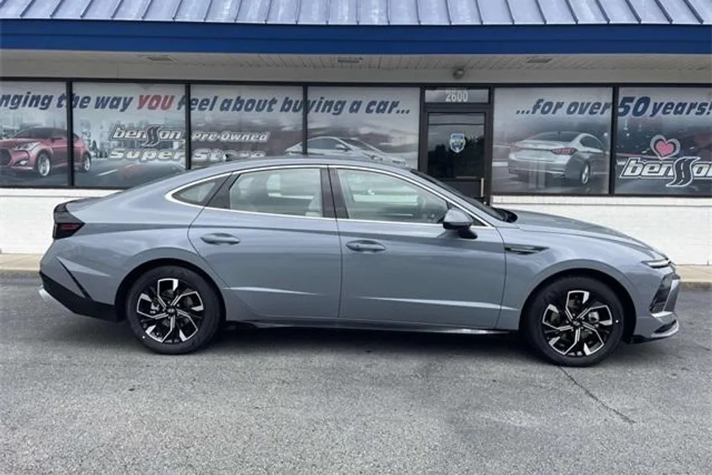 2025 Hyundai Sonata SEL photo 1