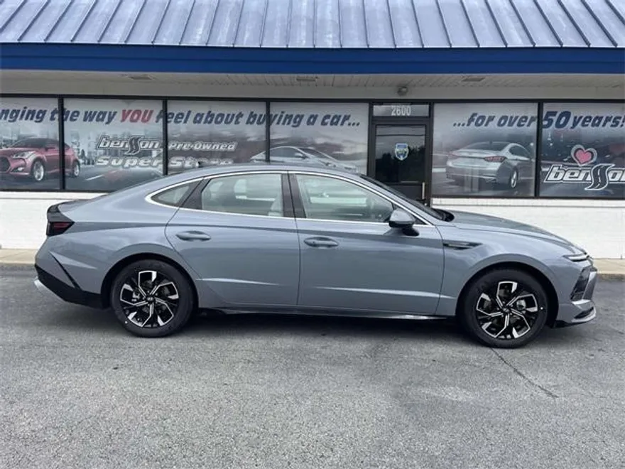 2025 Hyundai Sonata SEL photo 1