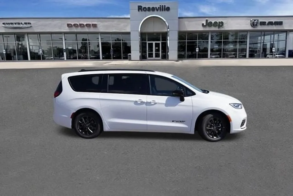2025 Chrysler Pacifica photo 1