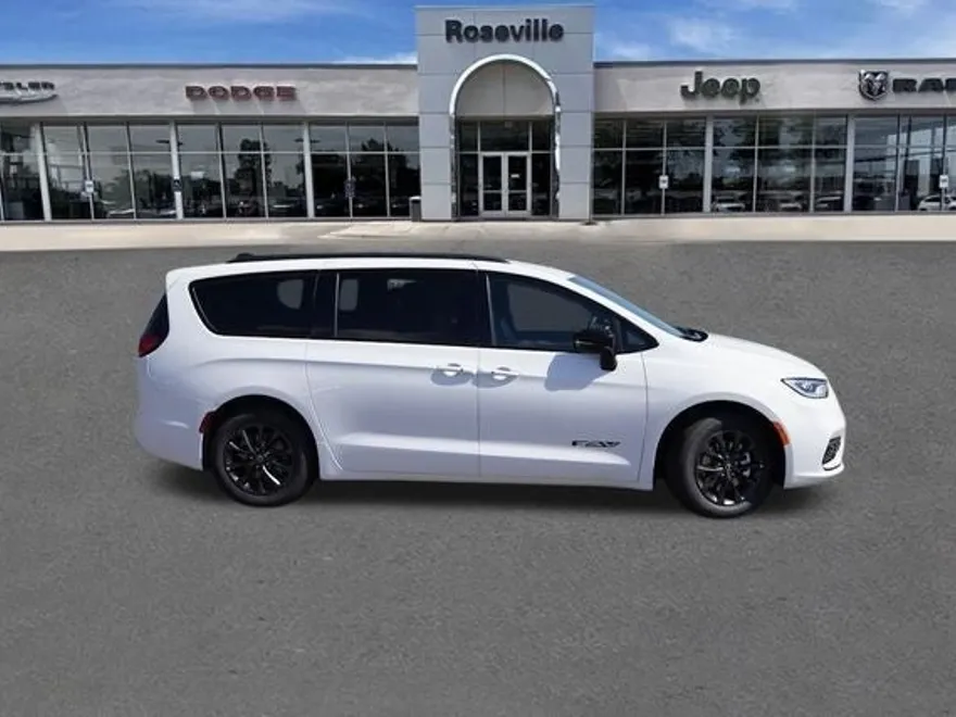 2025 Chrysler Pacifica photo 1