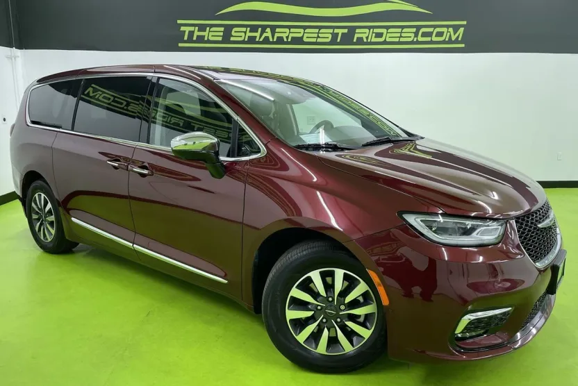2023 Chrysler Pacifica Limited photo 1