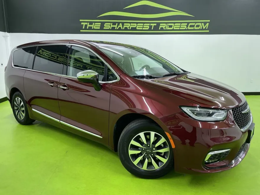 2023 Chrysler Pacifica Limited photo 1