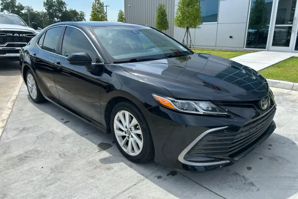 2023 Toyota Camry LE photo 1