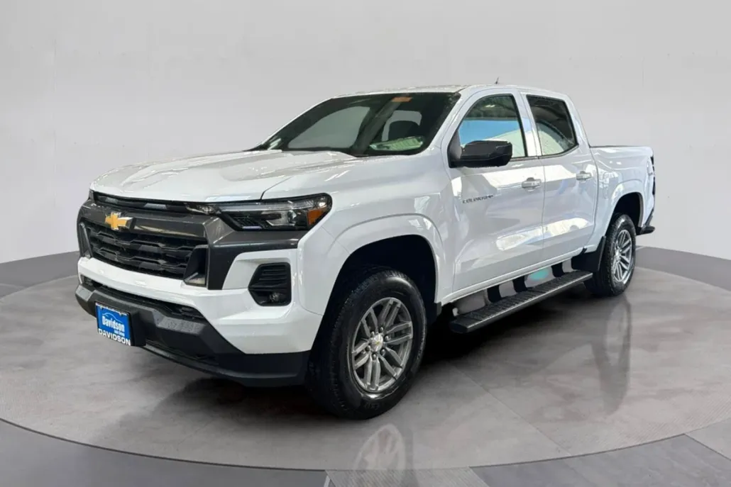2025 Chevrolet Colorado Work Truck LT photo 1