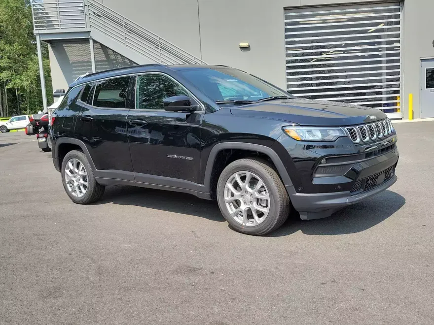 2024 Jeep Compass Latitude Lux photo 1