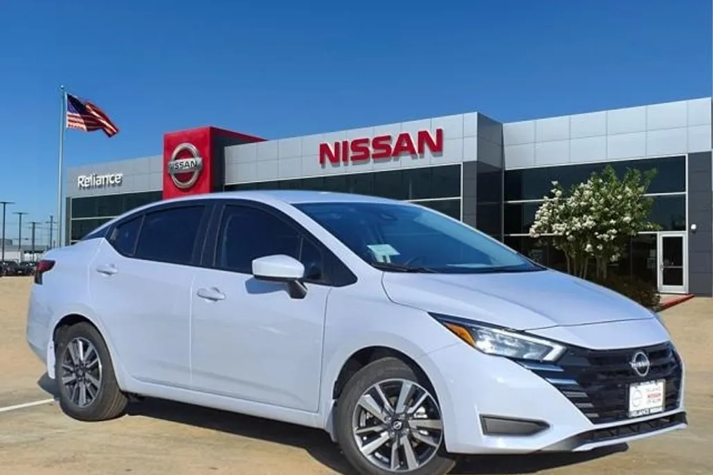 2025 Nissan Versa 1.6 SV photo 1