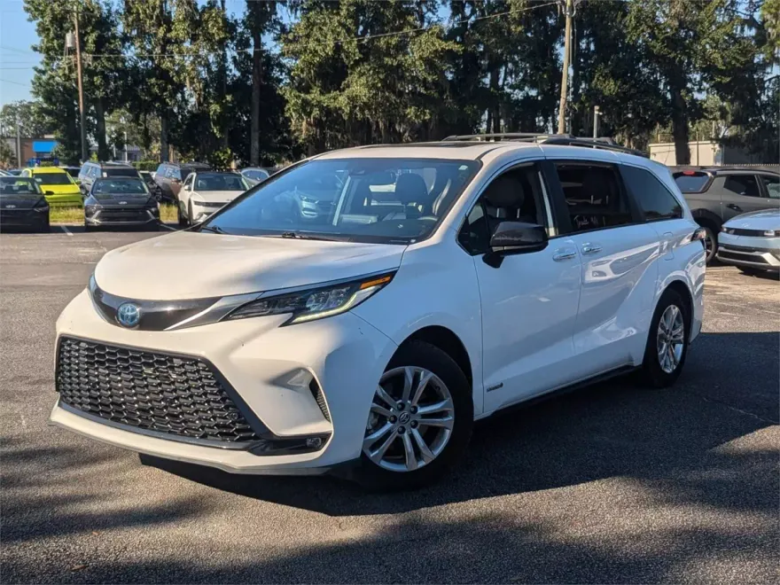 2021 Toyota Sienna XSE photo 1