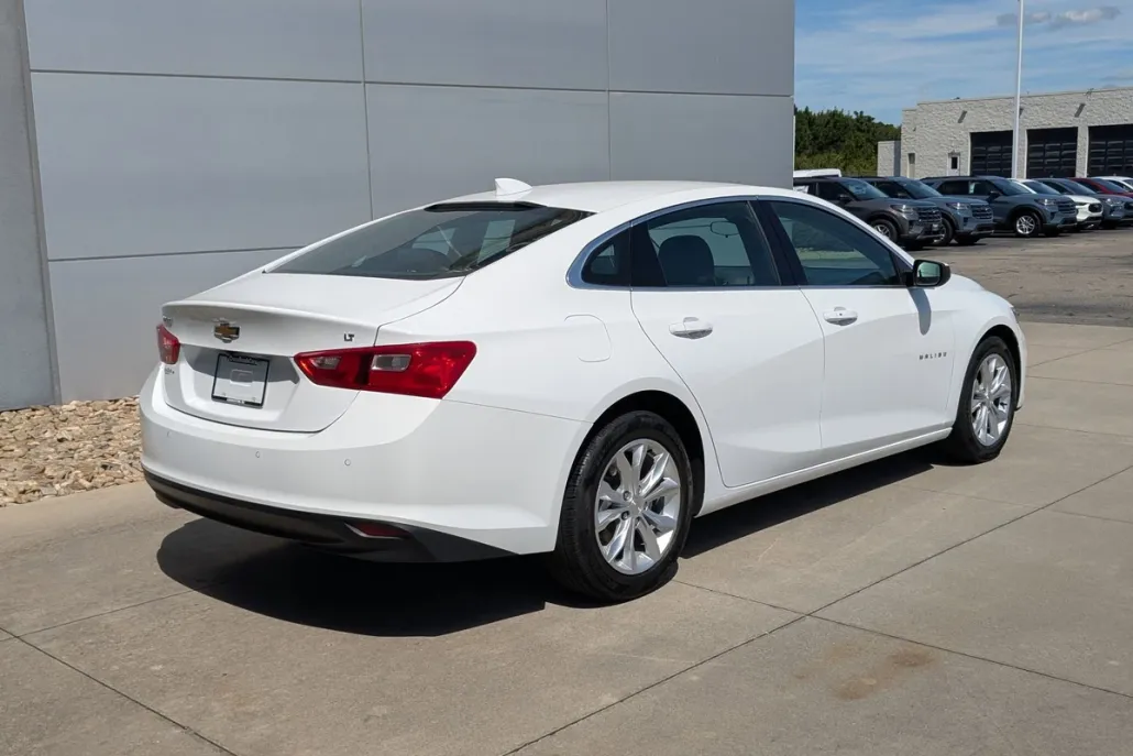 2024 Chevrolet Malibu 1LT photo 1