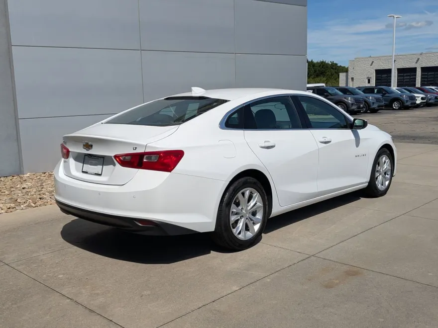 2024 Chevrolet Malibu 1LT photo 1