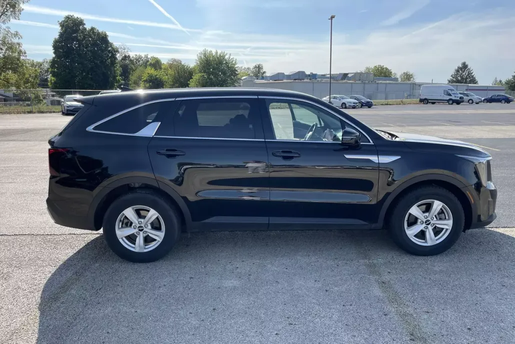 2024 Kia Sorento LX photo 1