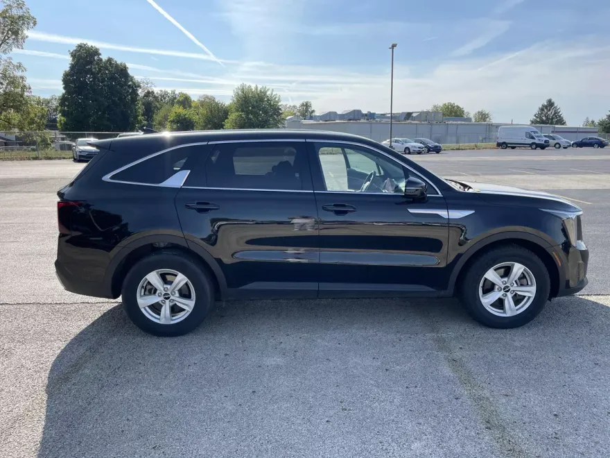 2024 Kia Sorento LX photo 1