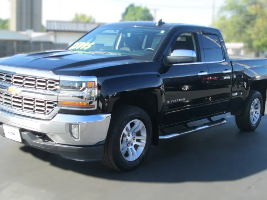 2018 Chevrolet Silverado 1500 LT photo 1