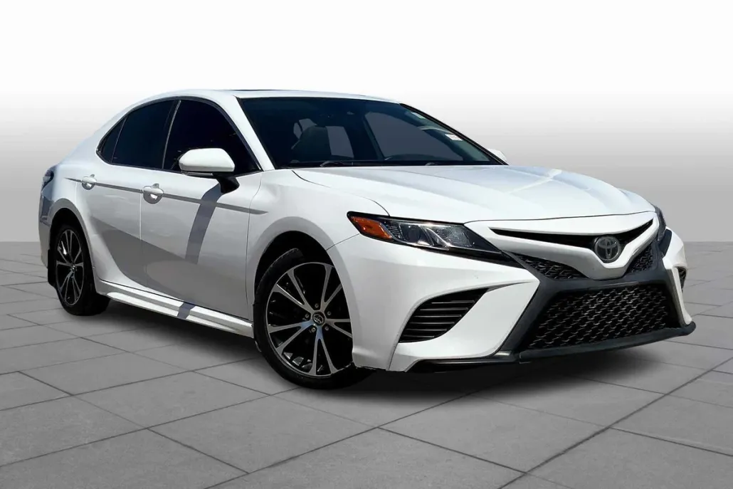 2020 Toyota Camry SE photo 1