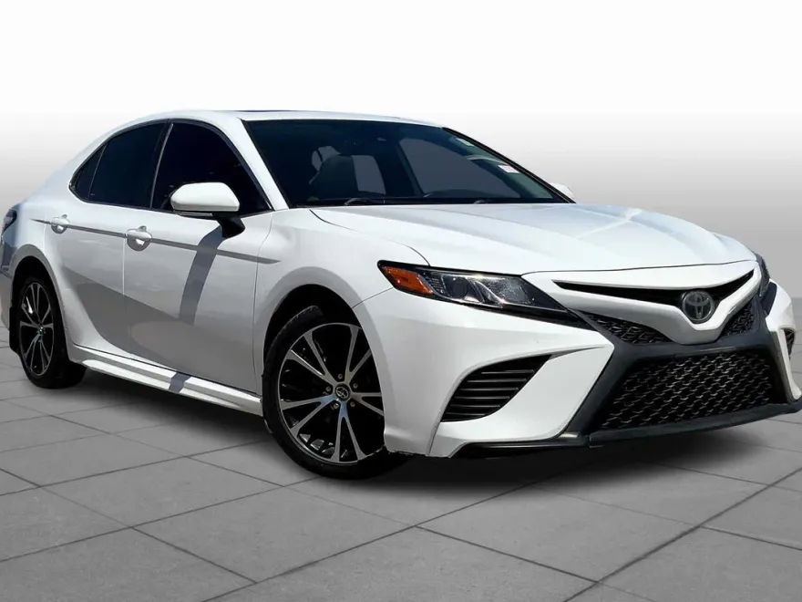 2020 Toyota Camry SE photo 1