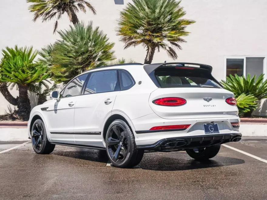 2025 Bentley Bentayga EWB V8 photo 1