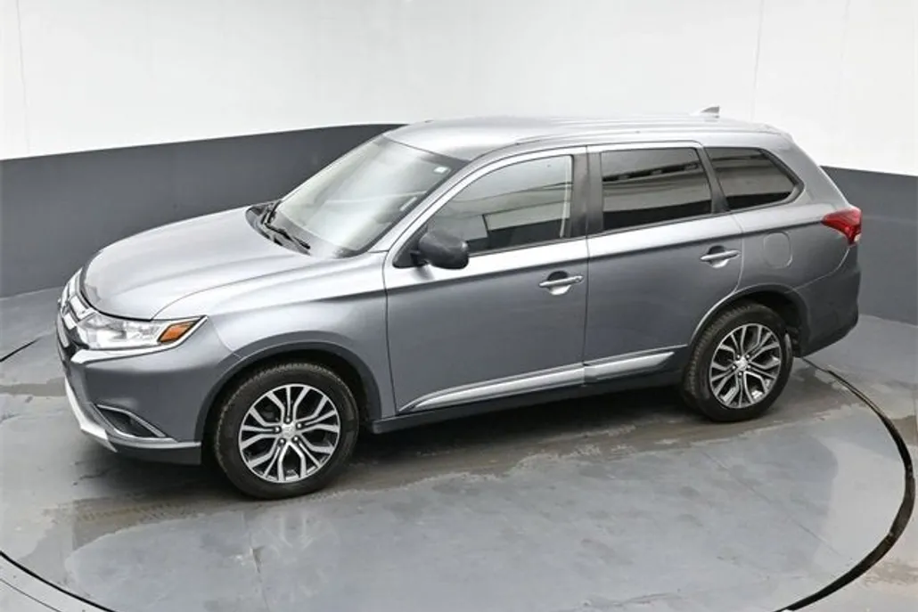 2018 Mitsubishi Outlander ES photo 1