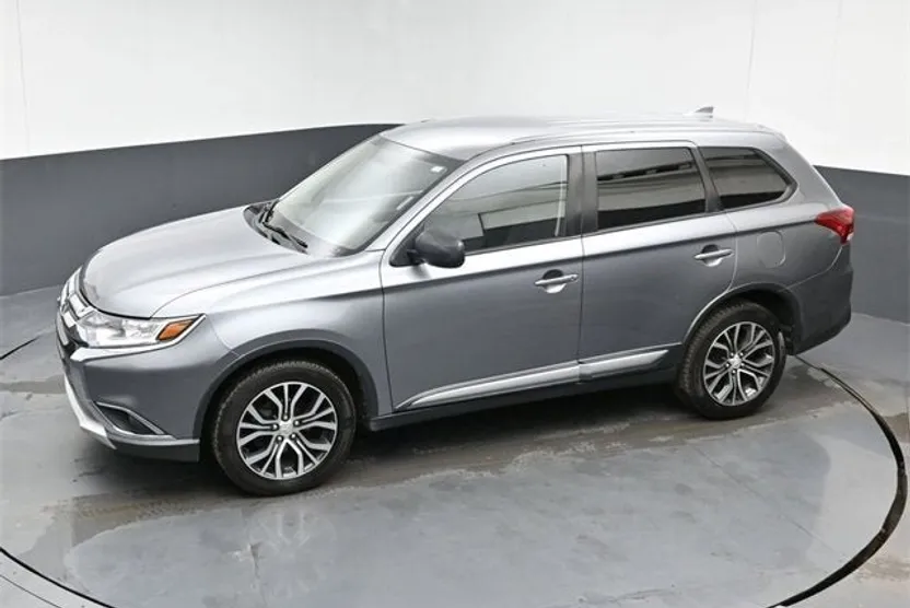 2018 Mitsubishi Outlander ES photo 1