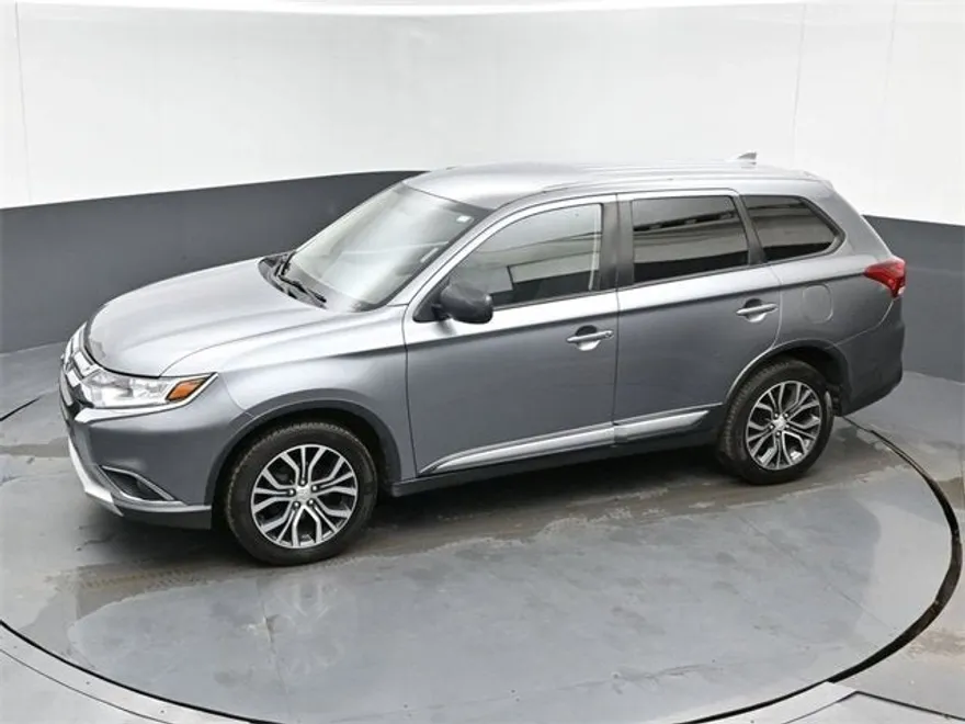 2018 Mitsubishi Outlander ES photo 1