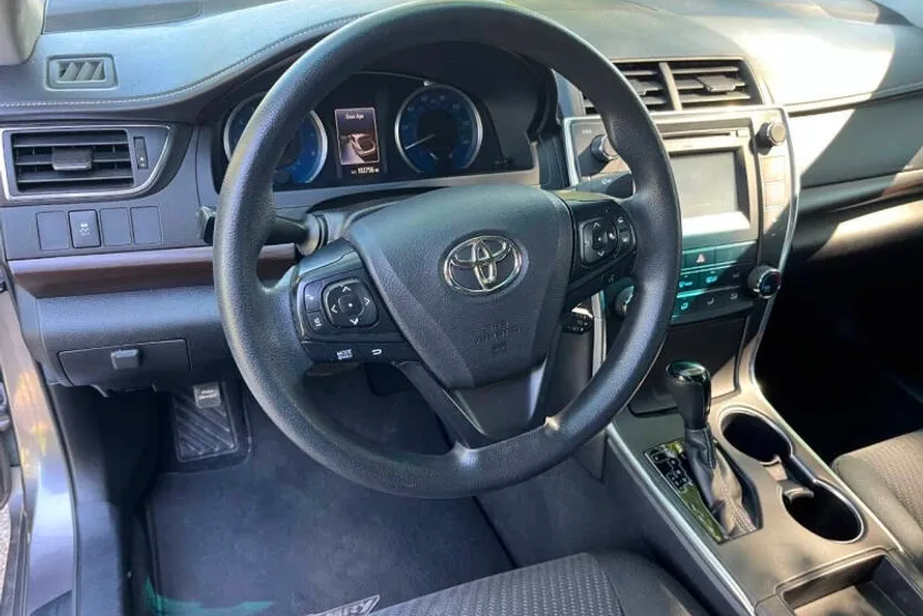 2017 Toyota Camry LE photo 1