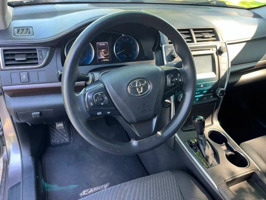 2017 Toyota Camry LE photo 1