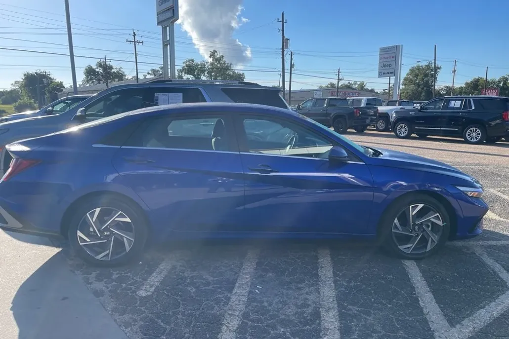2025 Hyundai Elantra SEL Convenience photo 1