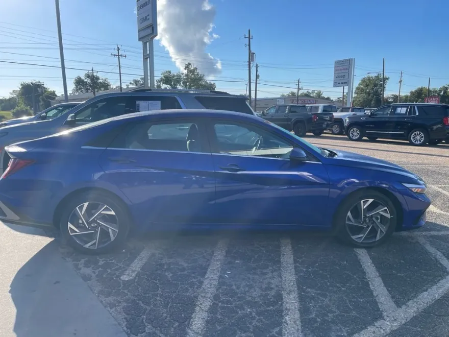 2025 Hyundai Elantra SEL Convenience photo 1