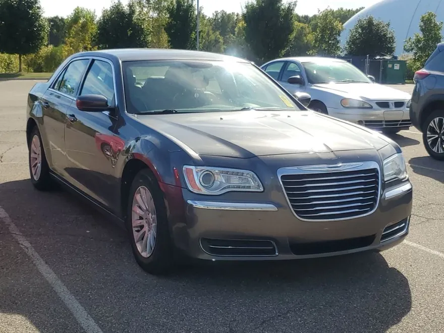 2013 Chrysler 300 Touring photo 1
