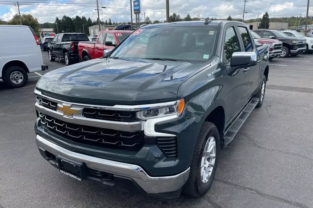 2025 Chevrolet Silverado 1500 LT photo 1