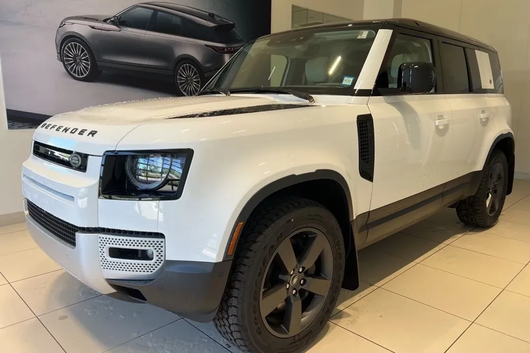 2024 Land Rover Defender 110 SE photo 1