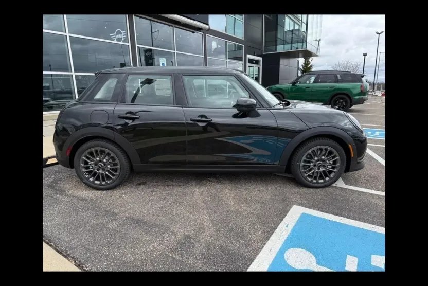 2025 Mini Cooper 4 Door Hardtop Signature photo 1