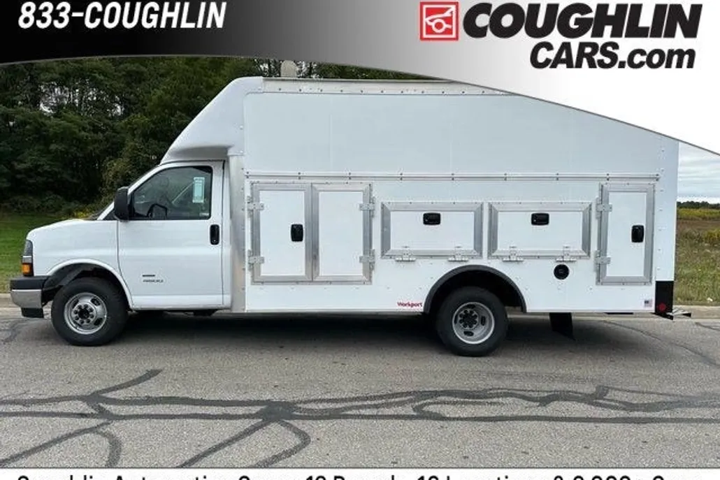 2025 Chevrolet Express Cutaway photo 1