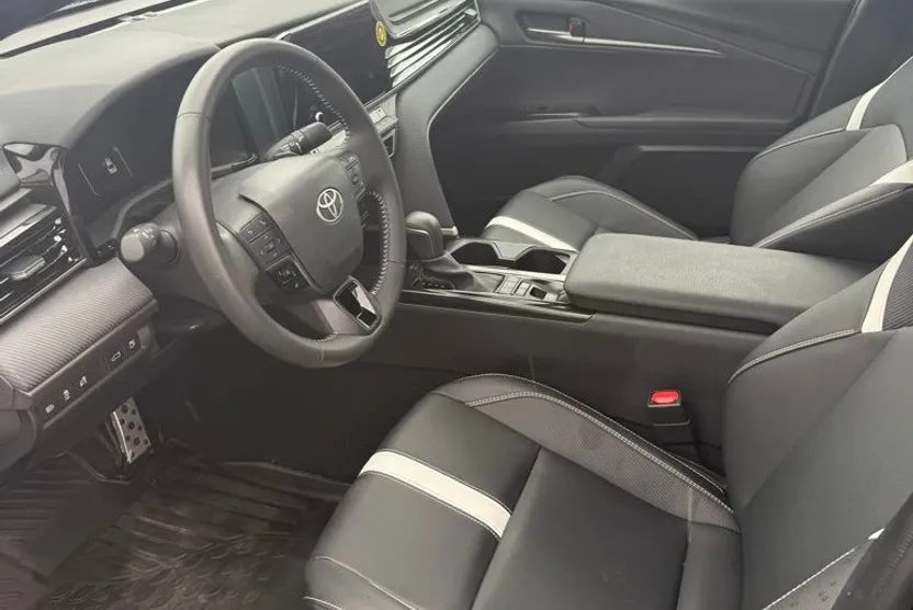 2025 Toyota Camry SE photo 1