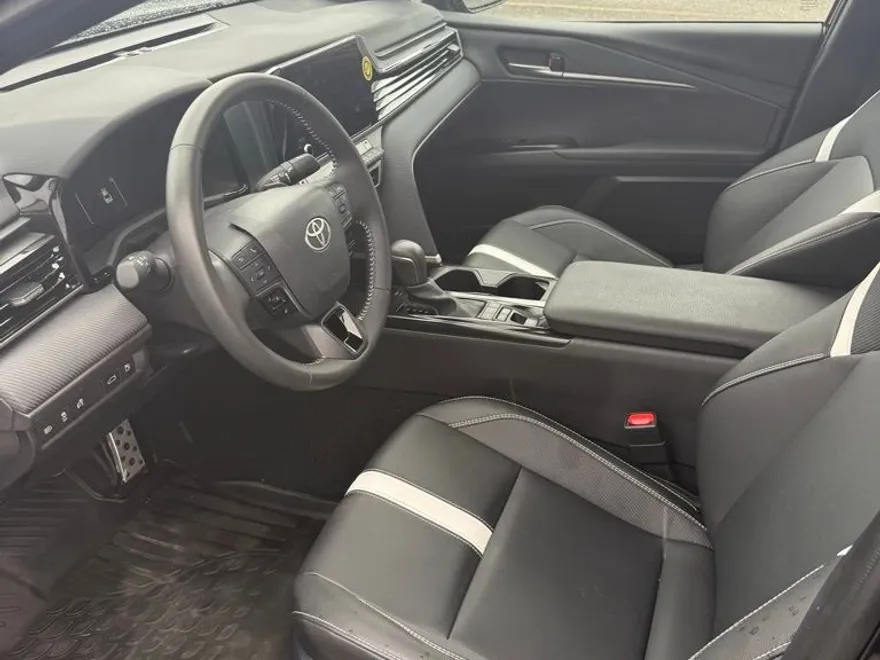2025 Toyota Camry SE photo 1