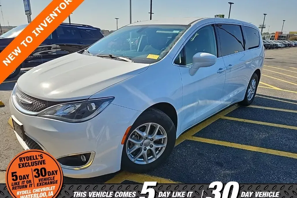 2020 Chrysler Pacifica Touring photo 1