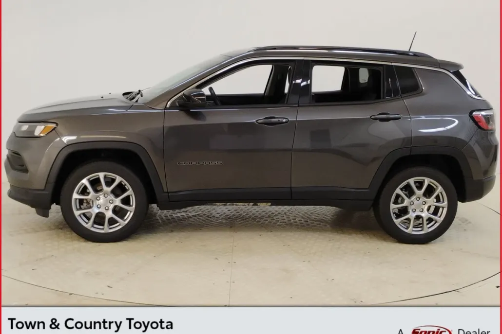 2022 Jeep Compass Latitude Lux photo 1