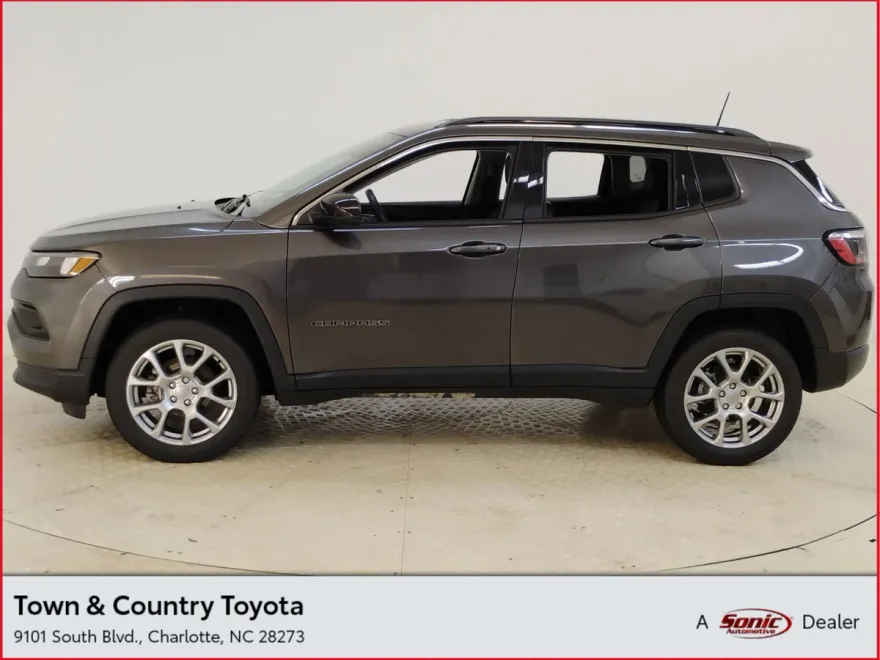 2022 Jeep Compass Latitude Lux photo 1